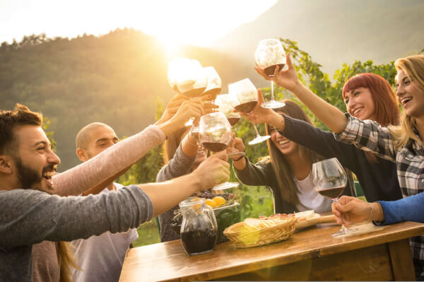 Freunde-beim-Weintrinken